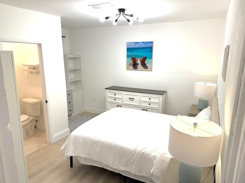 Building Photo - 111 N Cirus Ave