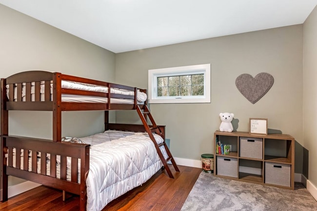 Building Photo - 4 Bedroom in Waterbury, VT Available on 7/1 (Furnished + Utilities included)