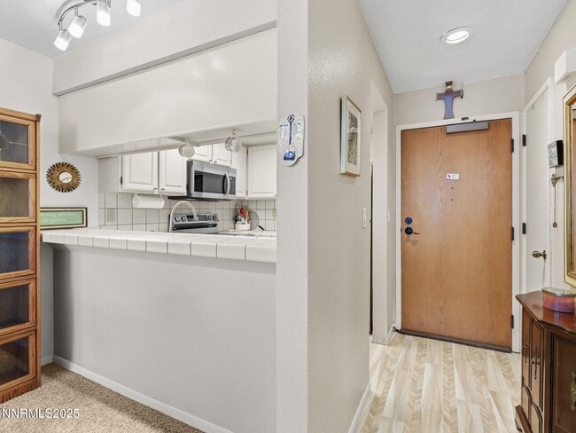 Building Photo - 3095 Lakeside Dr