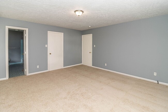 Building Photo - SPACIOUS Brick Home ~ Great location close...