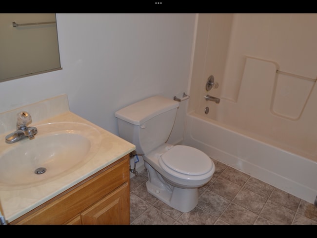 Building Photo - Beautiful townhome in Exeter Schools