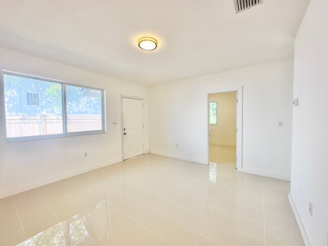 Building Photo - Freshly remodelled 2bed/1bath in a duplex ...