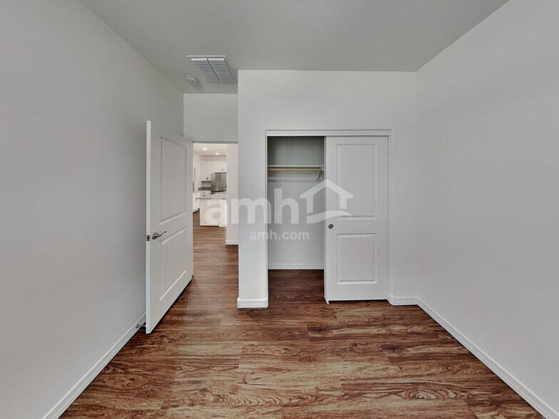 Building Photo - 15074 W Sherman St