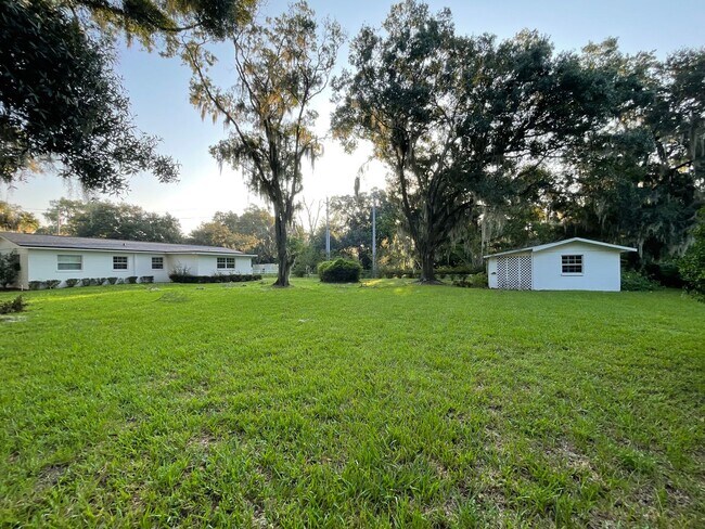 Building Photo - Country Living! 2 Bedroom Lithia