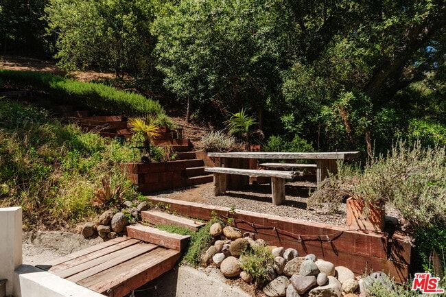 Building Photo - 1149 Old Topanga Canyon Rd