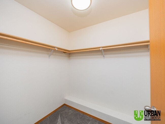 Building Photo - Spacious, clean, modern 4bd/2bth