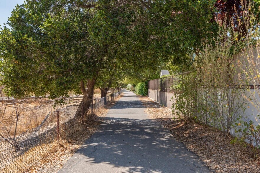 Building Photo - 1324 Chateau Cmn