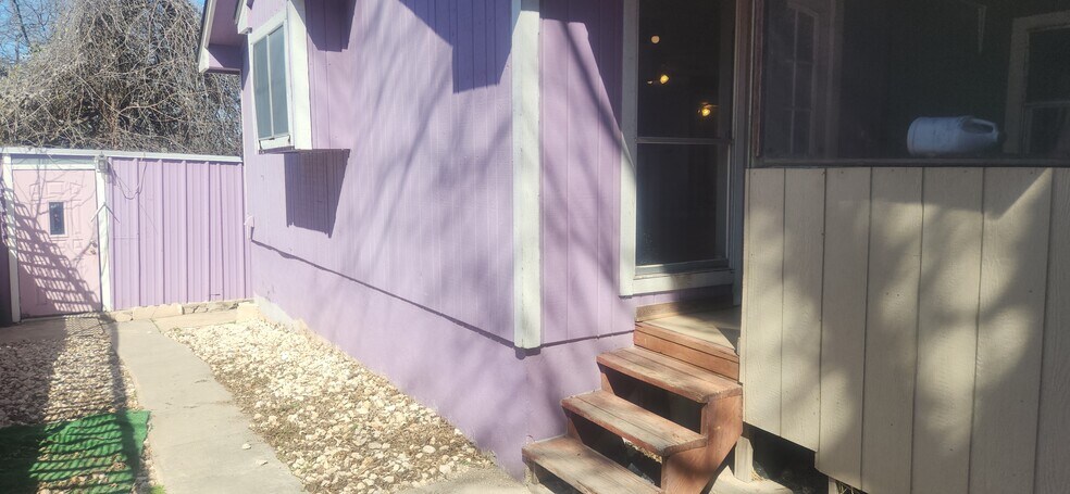 Building Photo - 605 E Applegate Dr