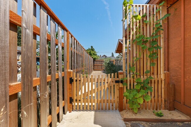 Building Photo - 4030 SE 62nd Ave