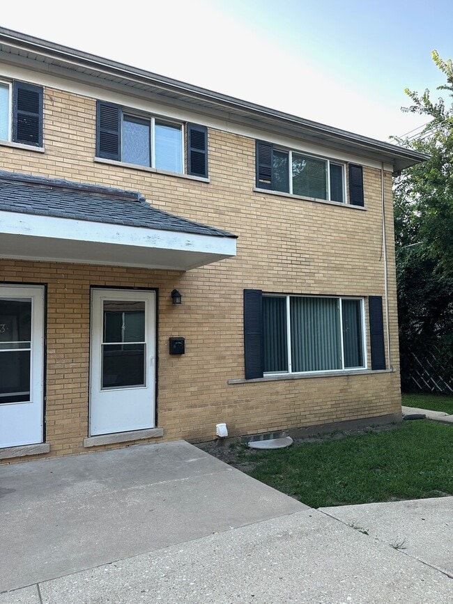 Building Photo - 1719 E Roosevelt Rd