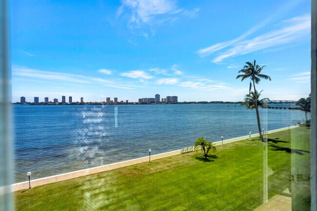 Building Photo - 301 Lake Shore Dr