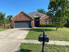 Building Photo - Available August 1st! Recently Updated 3-B...