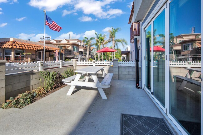 Building Photo - 717-21 Island Ct