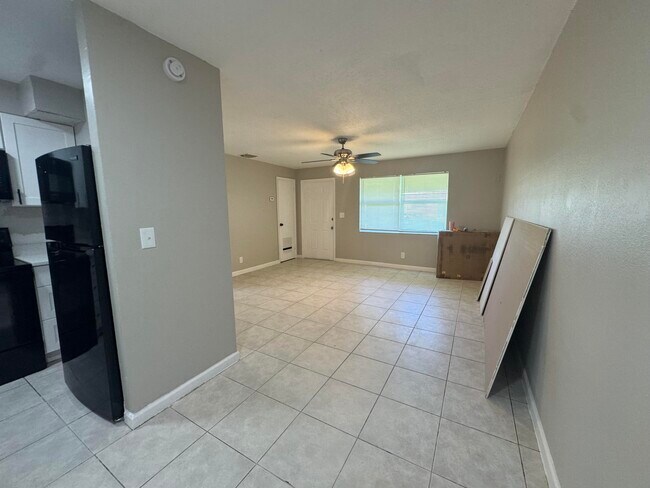 Building Photo - 8821 Dania Dr