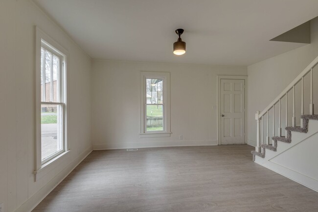 Building Photo - 3 Bed, 2 Bath Home in Prime Sylvan Park Lo...