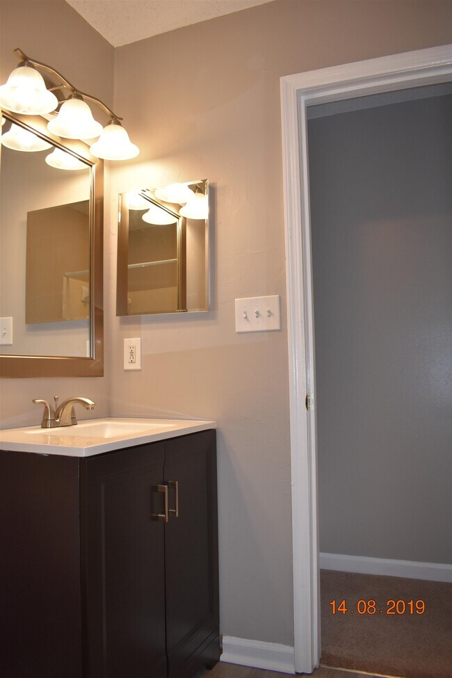 Building Photo - 1802 Falconcrest St