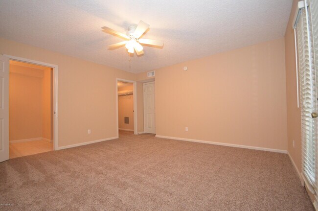 Building Photo - 13715 Richmond Park Dr N