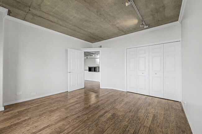 Building Photo - 207 W Clarendon Ave