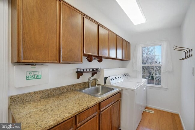 Building Photo - 513 Cathedral Dr