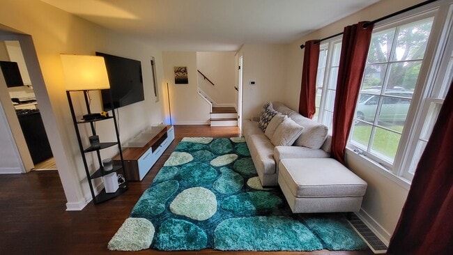 Living room - 156 Stoneleigh Ave