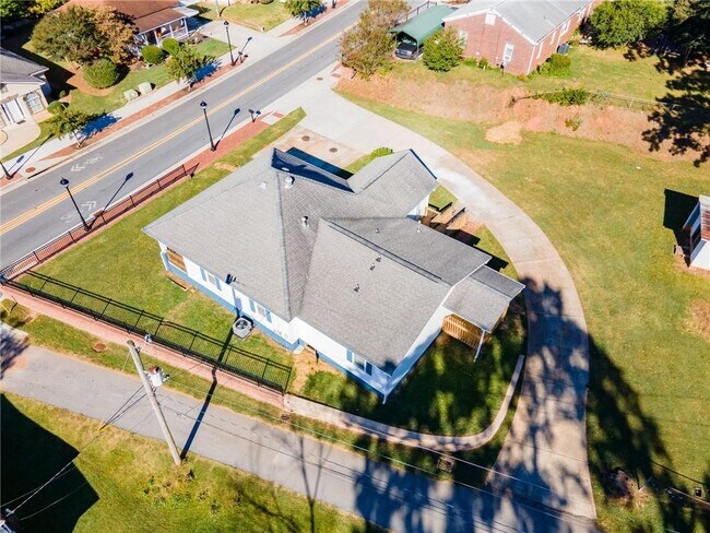 Building Photo - 4715 S Lee St