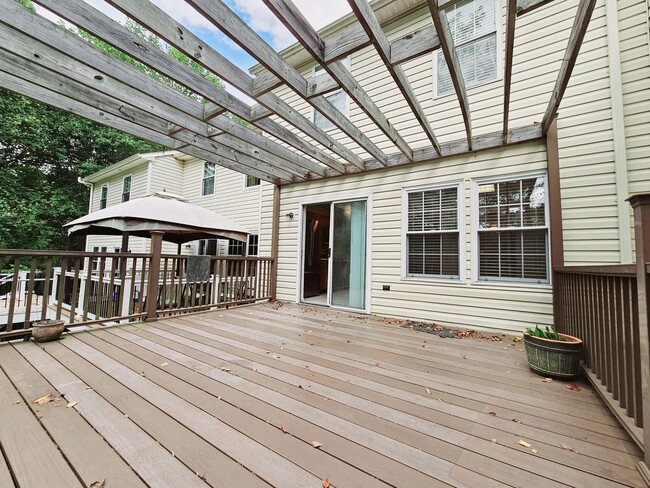 Building Photo - 435 Oakton Way