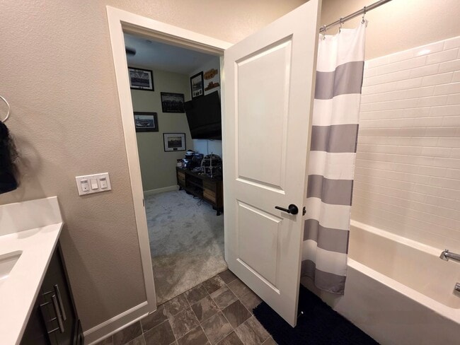 Building Photo - Gorgeous highly upgraded townhome in the b...