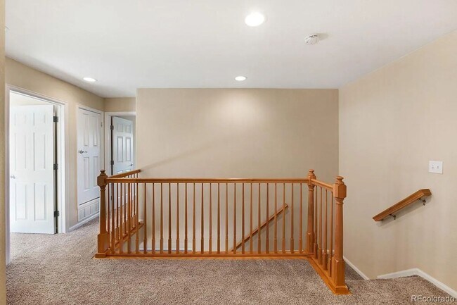 Building Photo - Bright Open-Concept Condo with 1-Car Garage in Prime Commuter Location