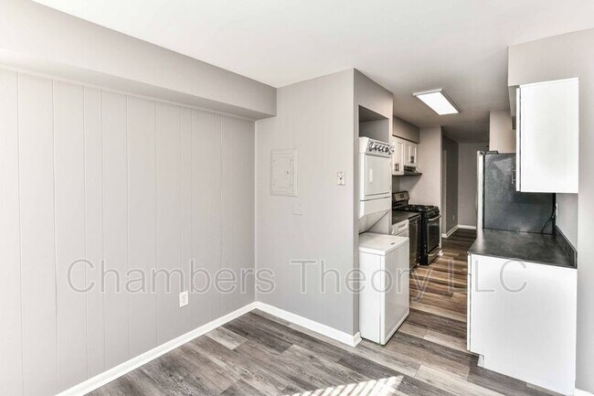 Building Photo - 11220 Chestnut Grove Square