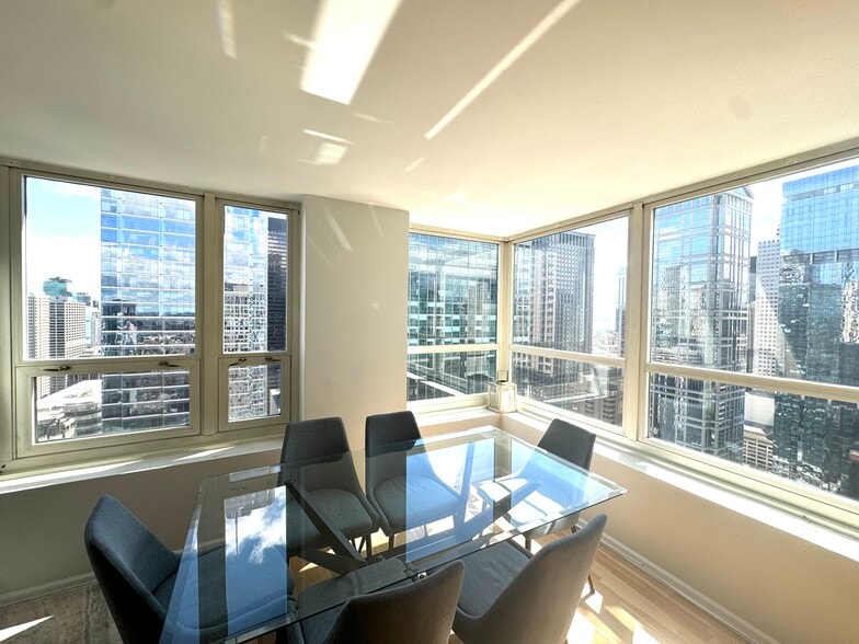 Building Photo - 345 N La Salle Dr