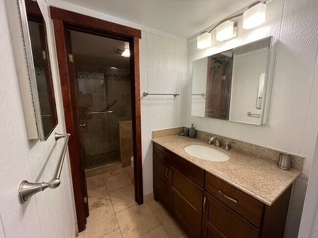 Building Photo - Winter Seasonal Lease! Sun filled, furnished and ready for you!