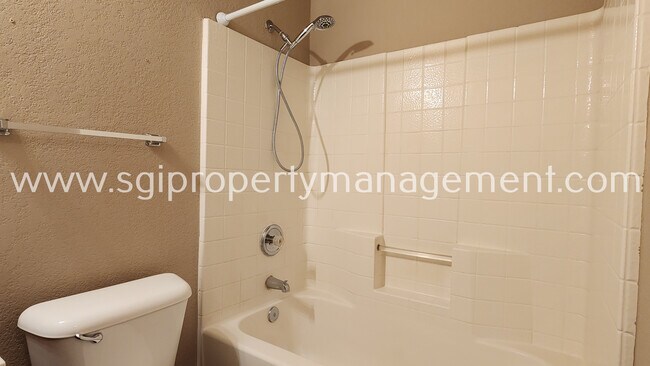 Building Photo - 8005 Mosstree Dr