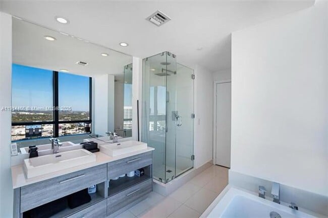 Building Photo - 650 NE 32nd St