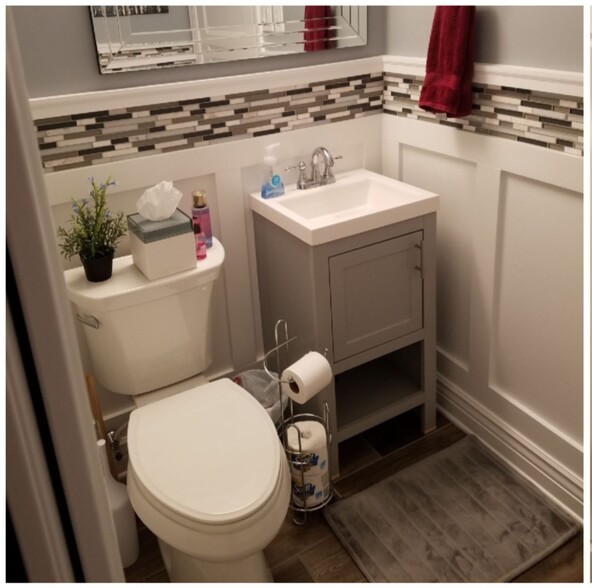 Powder room main floor - 5200 Hilltop Dr