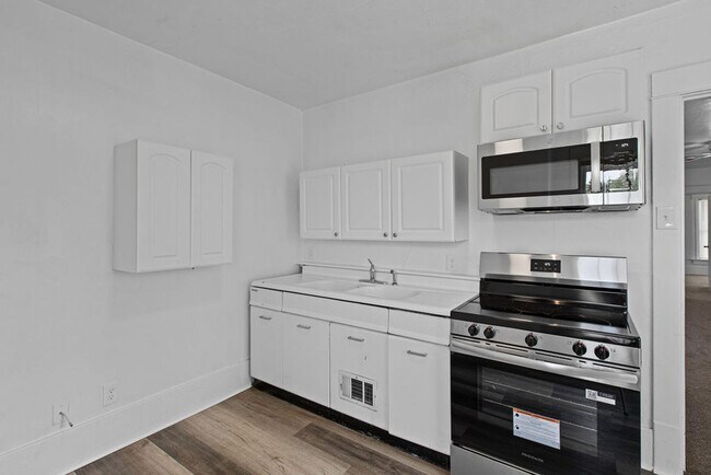 Building Photo - 1615 11th Ave