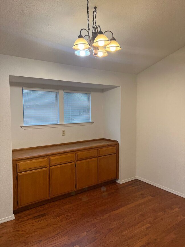 Building Photo - SPACIOUS 2 BEDROOM CONDO - EACH BED HAS OW...