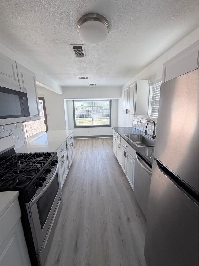 Building Photo - 9750 Guest St