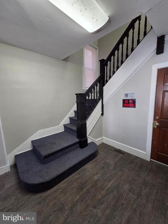 Building Photo - 604 W 20th St