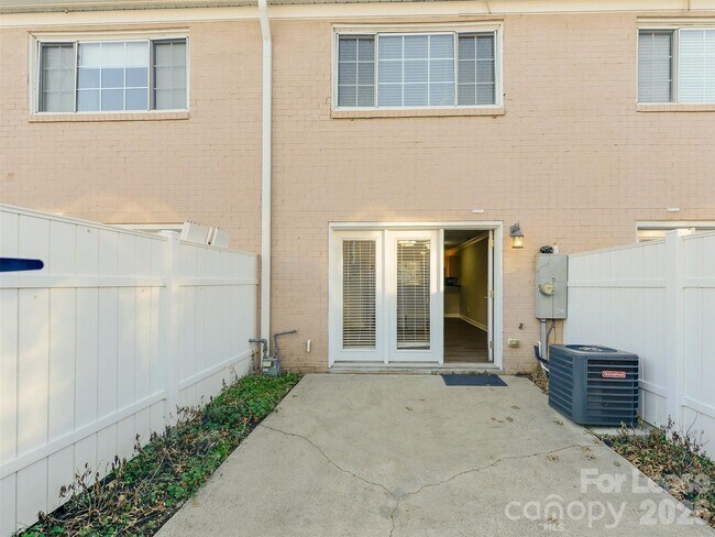 Building Photo - 1224 Green Oaks Ln