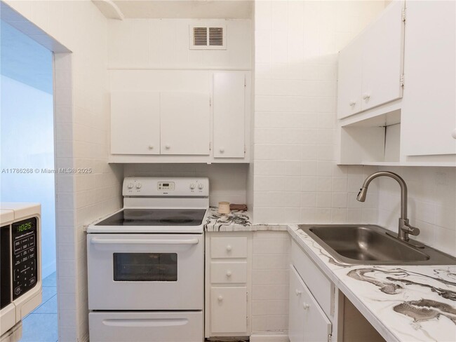 Building Photo - 2899 Collins Ave
