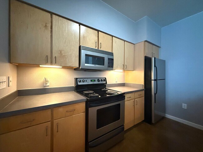 Building Photo - 1/1 with a garage!  Available for immediat...