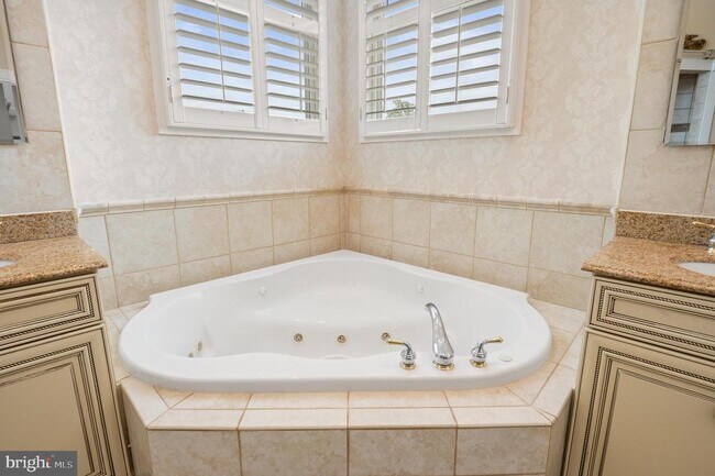 Building Photo - 5905 Lone Oak Dr