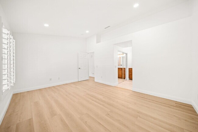 Building Photo - 37762 Drexell Dr