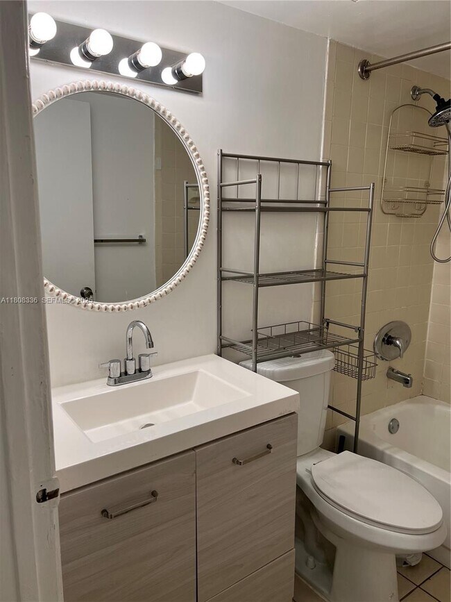 Building Photo - 1740 NW N River Dr