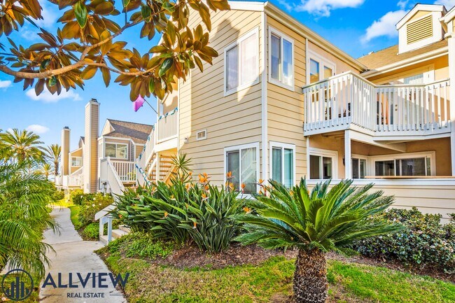 Building Photo - Remodeled 2 Bed, 2 Bath Condo with Ocean V...