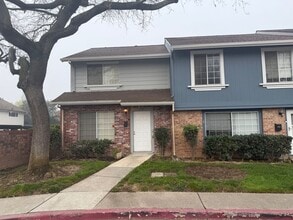 Building Photo - 2 bedroom 1.5 bath 2 story townhome