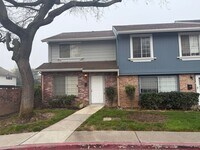 Building Photo - 2 bedroom 1.5 bath 2 story townhome