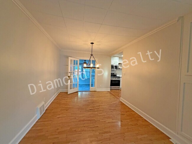 Building Photo - Stunning 2 Bedroom Home Located Near Mercy!