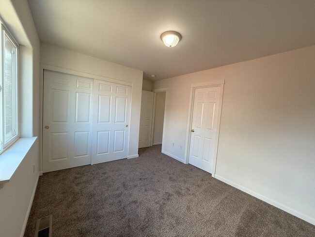 Building Photo - FANTASTIC 3 BEDROOM AND 2.5 BATHROOM TOWNHOUSE IN REDMOND!