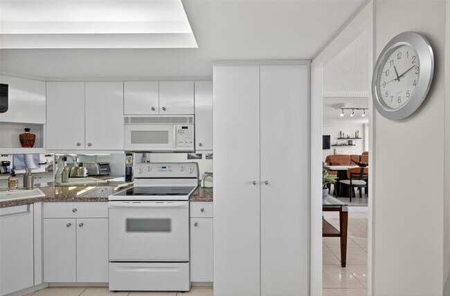 Building Photo - 2100 S Ocean Ln